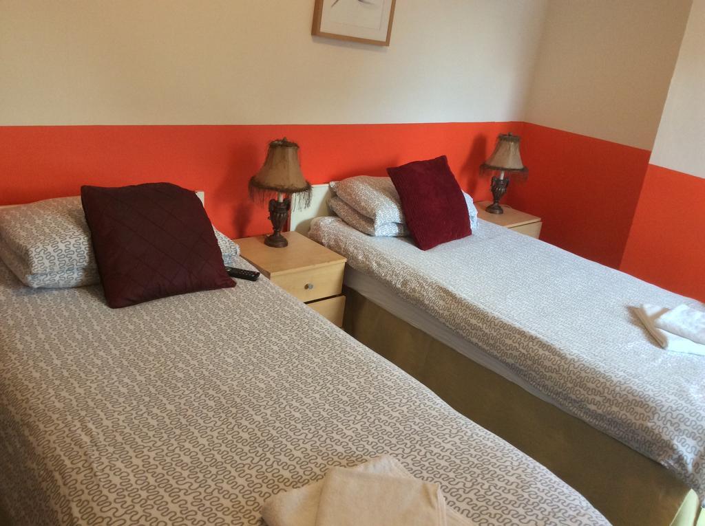 Malvern Lodge Guest House- Close To Beach, Train Station & Southend Airport Exterior photo