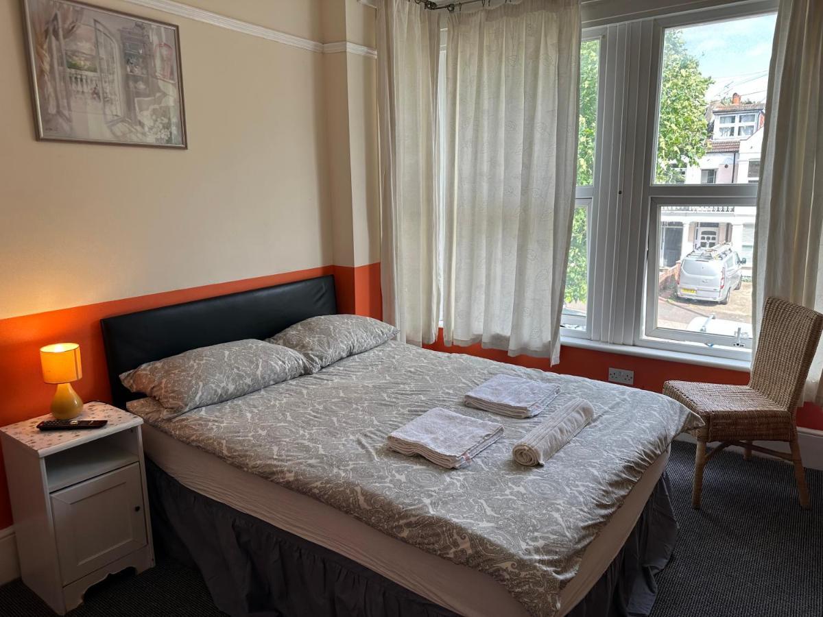 Malvern Lodge Guest House- Close To Beach, Train Station & Southend Airport Exterior photo