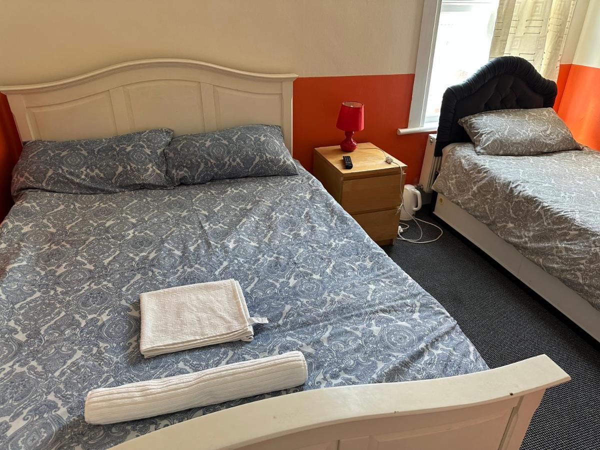 Malvern Lodge Guest House- Close To Beach, Train Station & Southend Airport Exterior photo