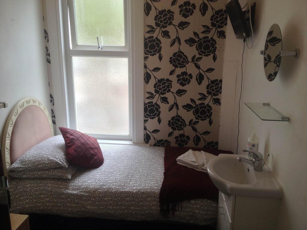 Malvern Lodge Guest House- Close To Beach, Train Station & Southend Airport Room photo