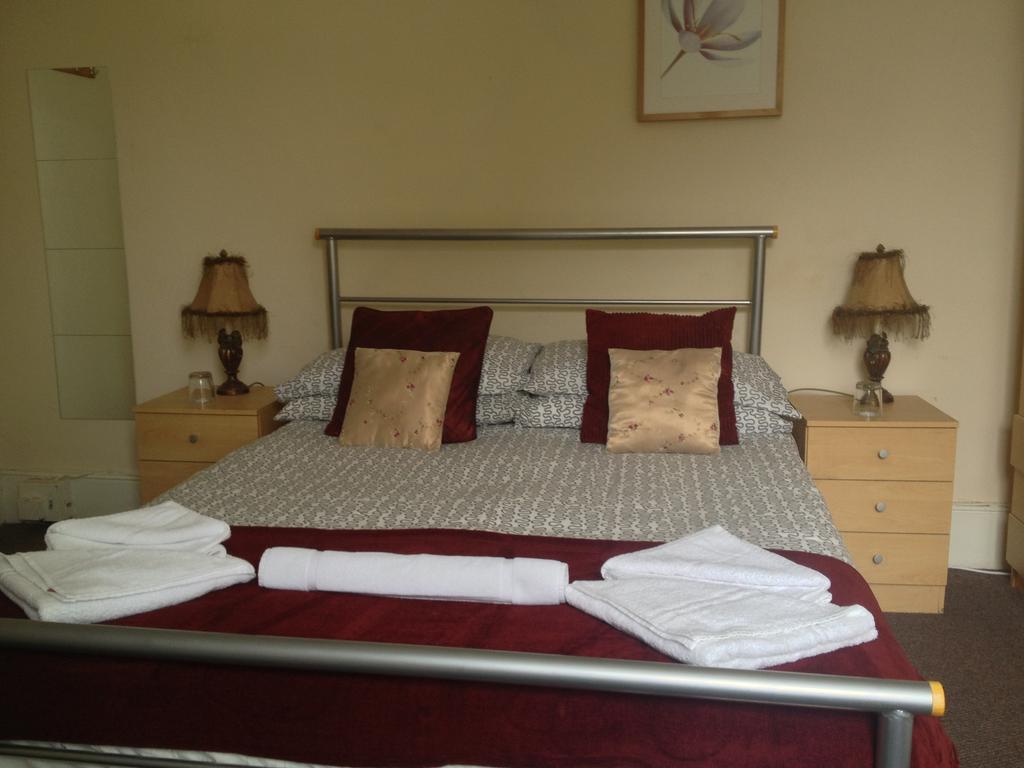 Malvern Lodge Guest House- Close To Beach, Train Station & Southend Airport Exterior photo