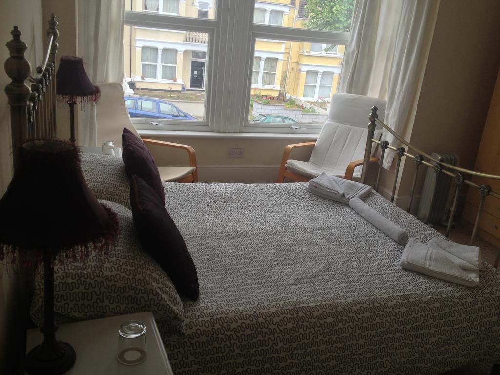 Malvern Lodge Guest House- Close To Beach, Train Station & Southend Airport Exterior photo