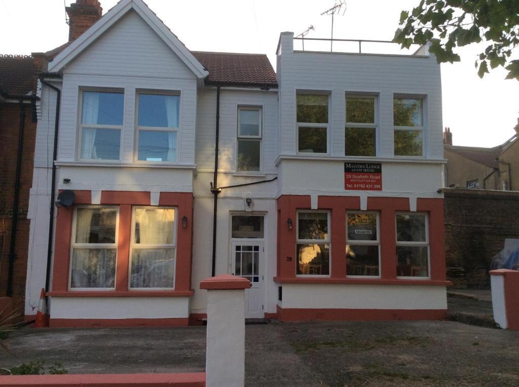 Malvern Lodge Guest House- Close To Beach, Train Station & Southend Airport Exterior photo